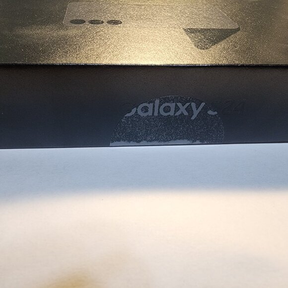 The S24 has a 6.2-inch Dynamic AMOLED 2X display - Picture 3 of 3